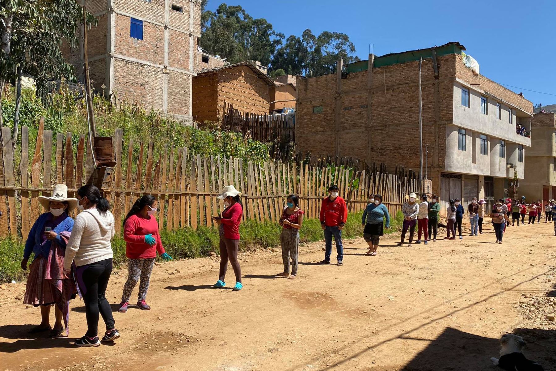 El reparto de víveres en Cajamarca se cumple respetando el distanciamiento social. ANDINA/Difusión