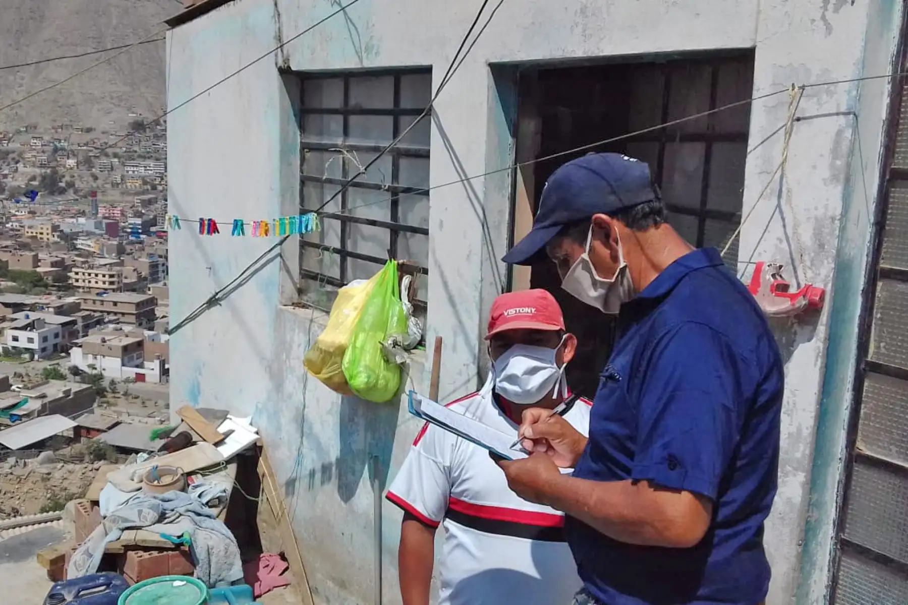 Municipalidad de Lurigancho - Chosica repartió víveres para las familias vulnerables de las zonas de San Antonio y Bosque de la Concordia. Foto: ANDINA/Municipalidad de Lurigancho - Chosica