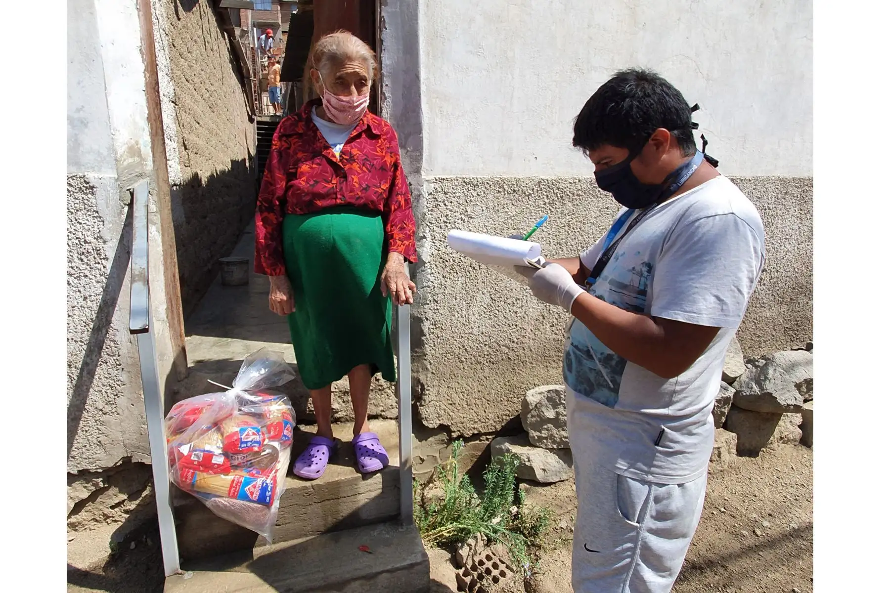 Personal de Serenazgo de la Municipalidad de Chosica repartió víveres a las familias más vulnerables de los comités 16 al 20 del AA.HH de San Antonio de Pedregal. Foto: ANDINA/Municipalidad de Chosica