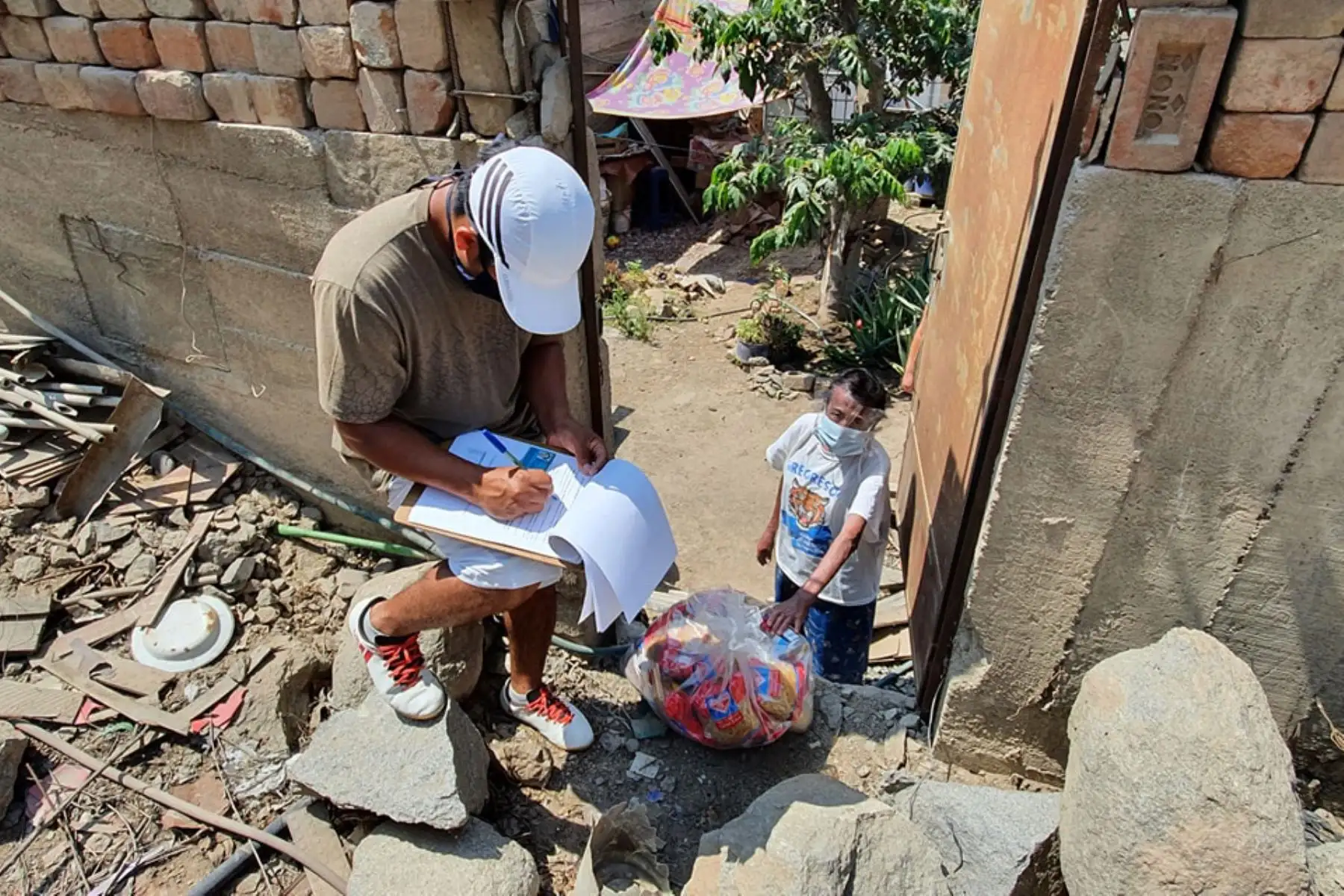 Personal de Serenazgo de la Municipalidad de Chosica repartió víveres a las familias más vulnerables de los comités 16 al 20 del AA.HH de San Antonio de Pedregal. Foto: ANDINA/Municipalidad de Chosica