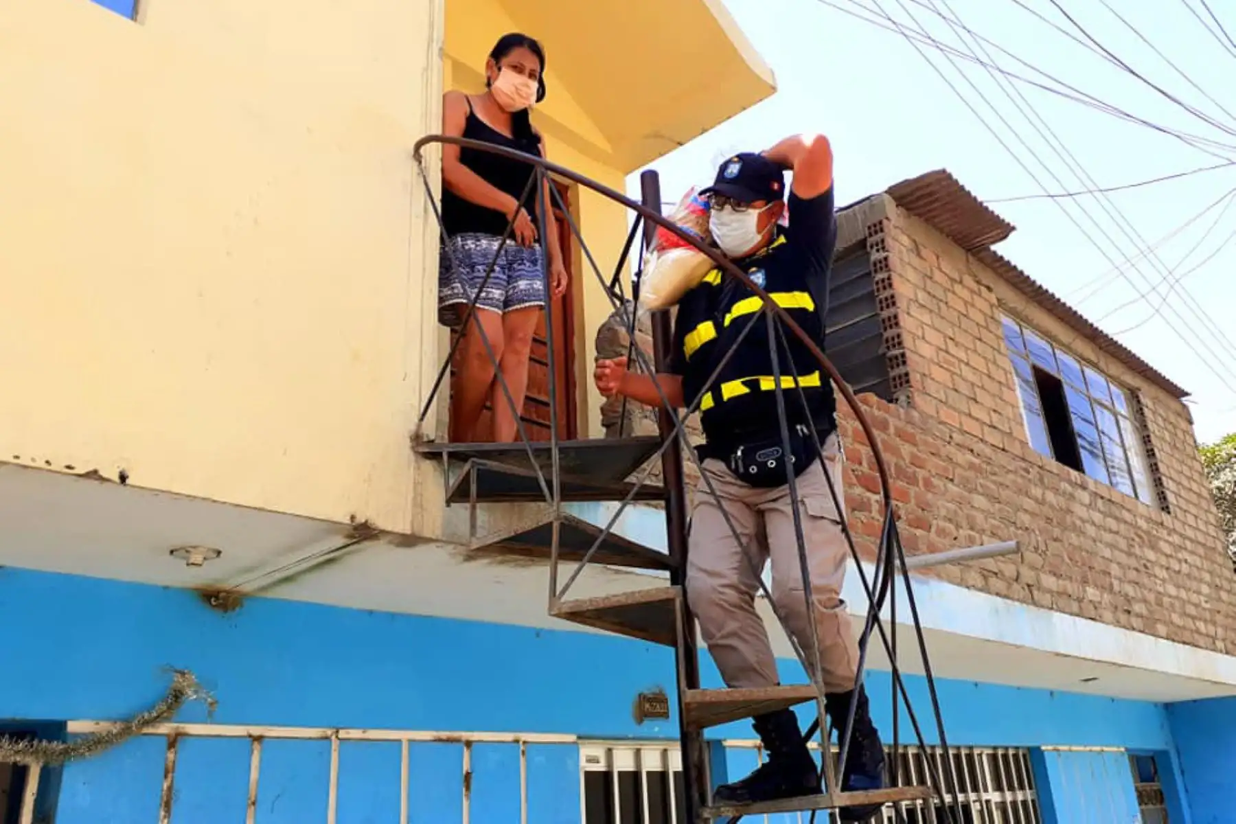 Personal de Serenazgo de la Municipalidad de Chosica repartió víveres a las familias más vulnerables del AA.HH. San Antonio por los comités 10, 11, 12 y 13. Foto: ANDINA/Municipalidad de Chosica