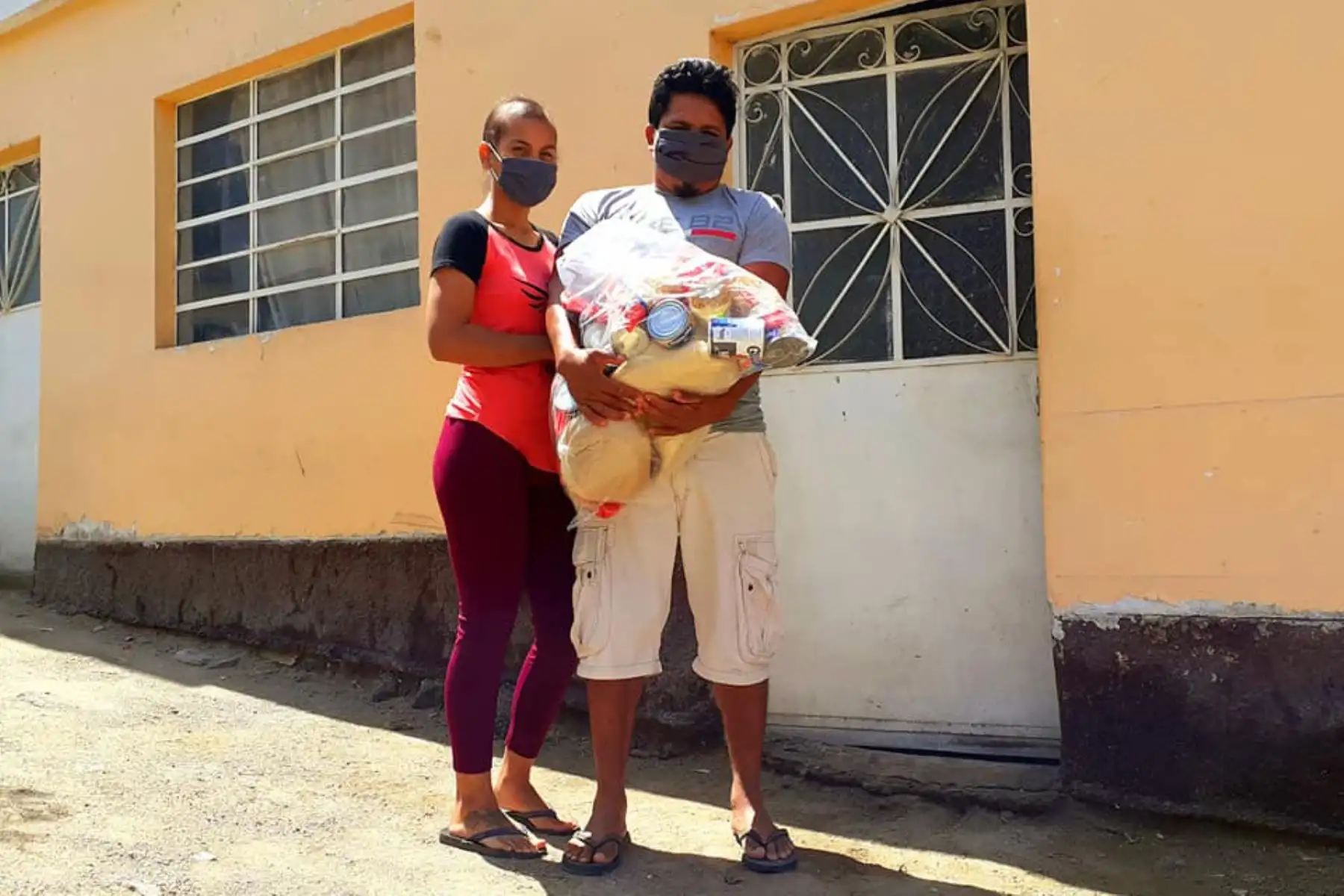 Personal de Serenazgo de la Municipalidad de Chosica repartió víveres a las familias más vulnerables del AA.HH. San Antonio por los comités 10, 11, 12 y 13. Foto: ANDINA/Municipalidad de Chosica