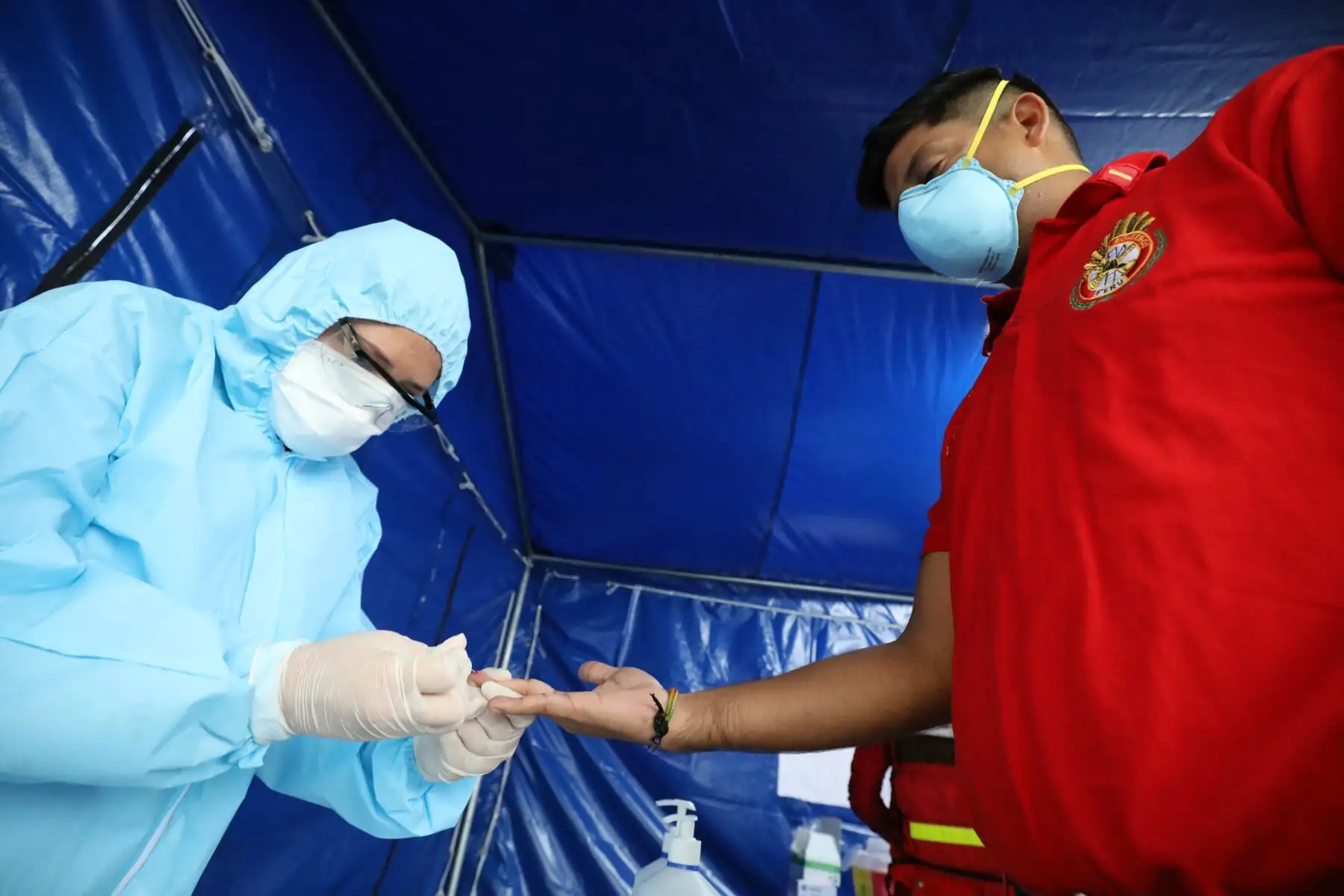 EsSalud realiza pruebas de COVID-19 a bomberos voluntarios.
Foto: EsSalud