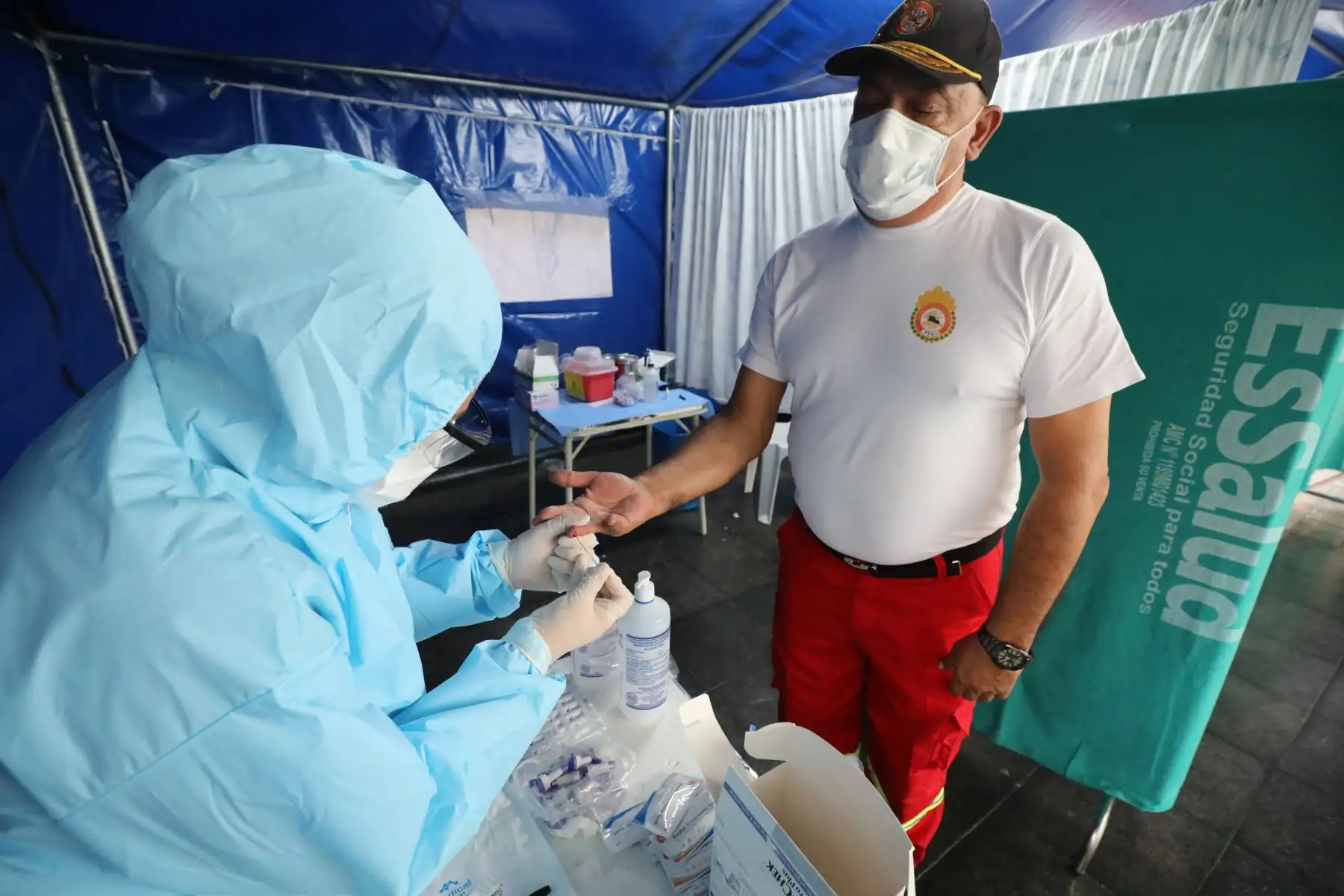 EsSalud realiza pruebas de COVID-19 a bomberos voluntarios.
Foto: EsSalud