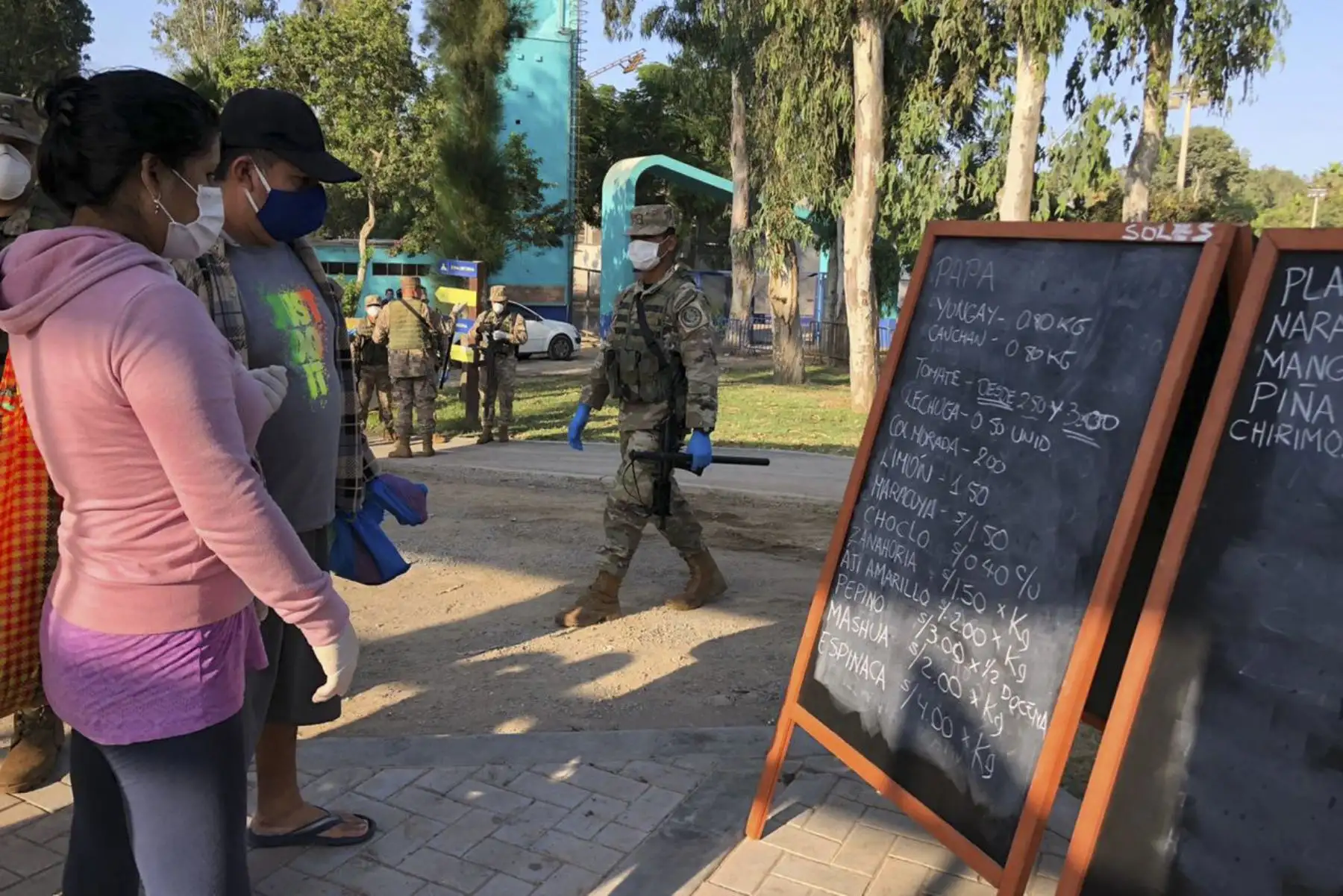 Estos mercados móviles cuentan con el resguardo de miembros de las Fuerzas Armadas. Foto: ANDINA/Municipalidad de Lima