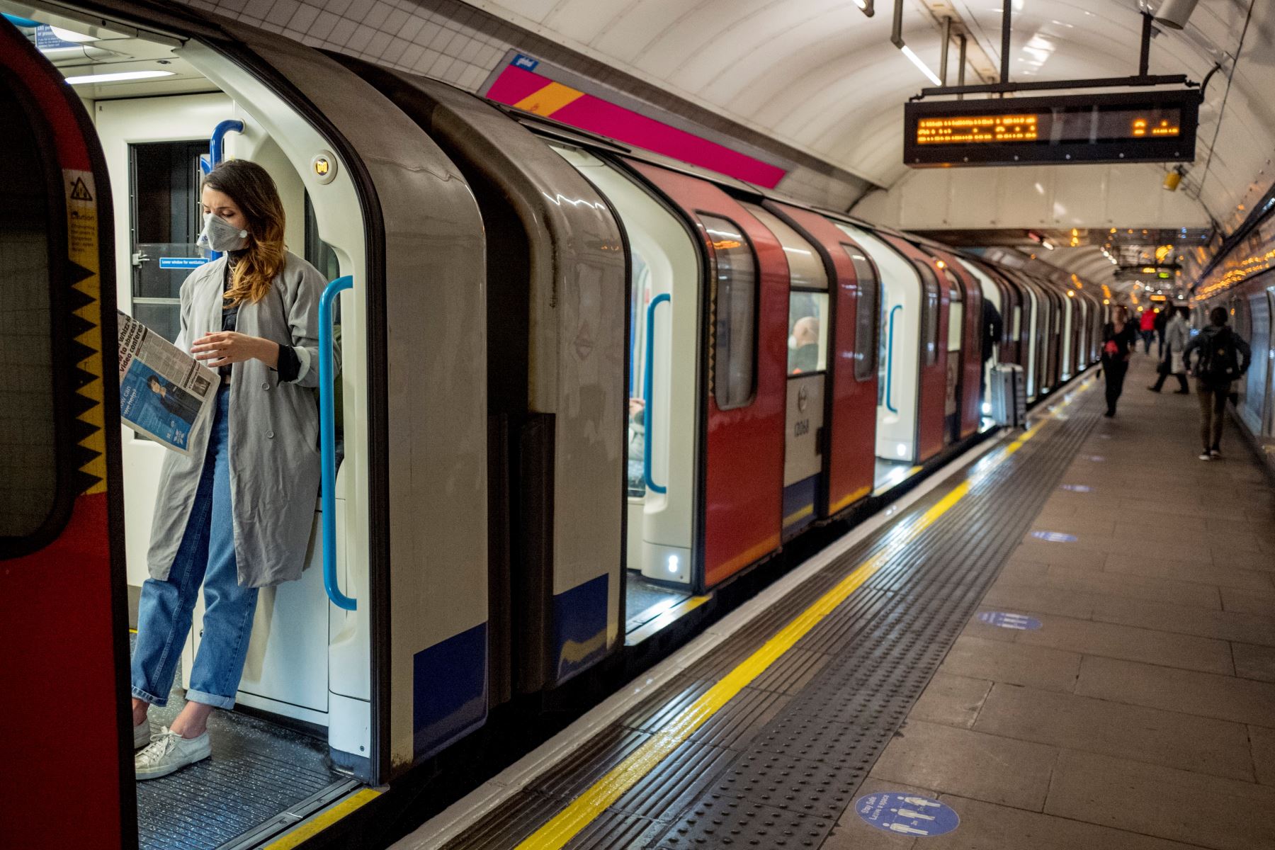 Una viajera usa una mascarilla como medida de precaución contra covid-19, se encuentra dentro de un tren en una estación del metro de Londres. Foto: AFP