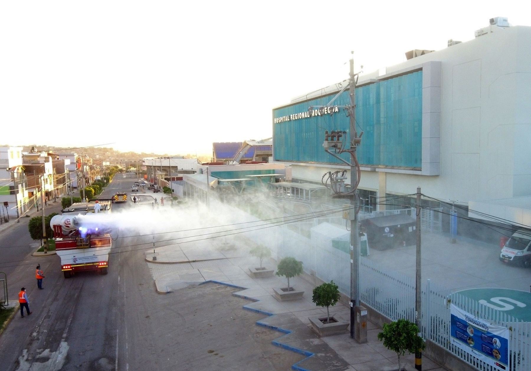 Con la ayuda de un potente equipo nebulizador se ejecuta la desinfección de locales, mercados y calles en la ciudad de Moquegua ANDINA/Difusión