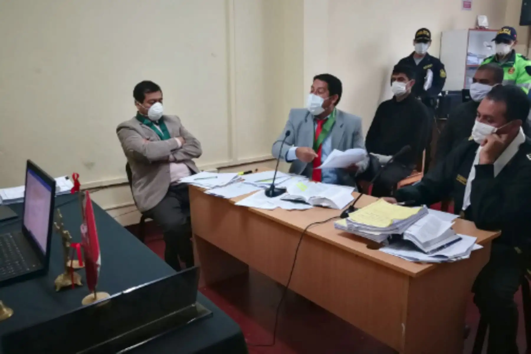 En Cajamarca, el Fuero Militar Policial dispuso prisión preventiva para dos suboficiales PNP por violación de la "alerta absoluta" durante la emergencia nacional.