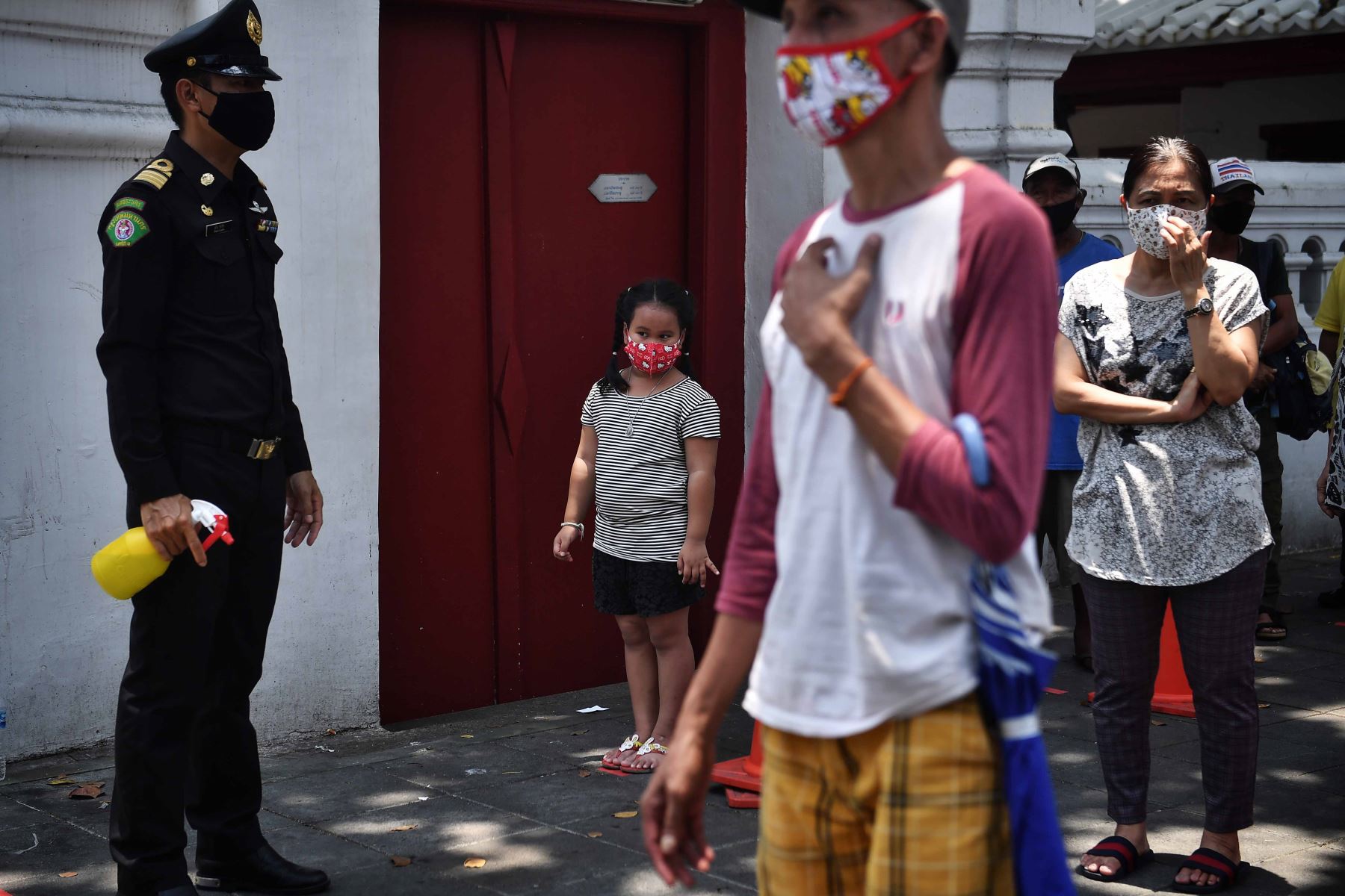 Las familias afectadas por el desempleo después de las medidas de bloqueo para detener la propagación de la corona del virus COVID-19 se alinean para donaciones de alimentos en Bangkok. Foto: AFP