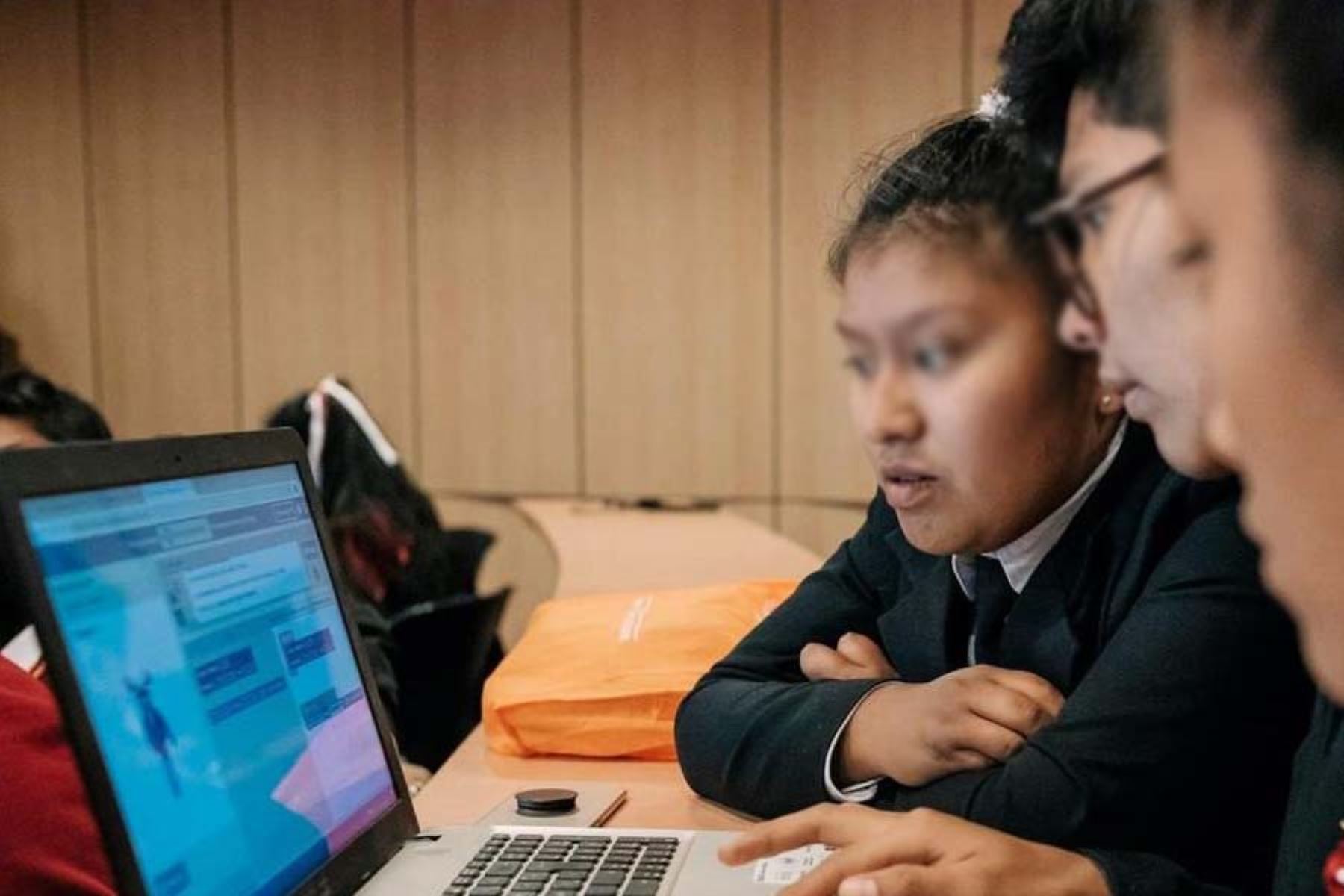 Perú se suma a la iniciativa Hora del Código, una campaña mundial que busca acercar la ciencia a los estudiantes.