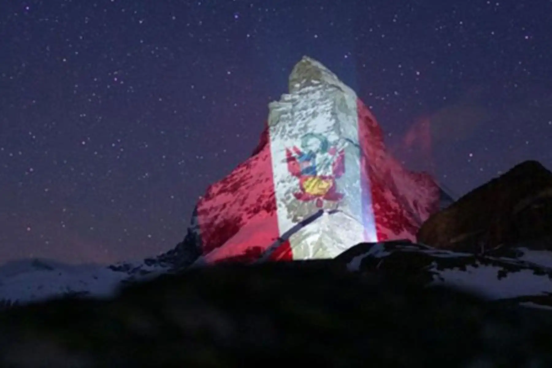 Bandera peruana se luce en una de las montañas más populares de los Alpes suizos, la colosal Matterhorn. Foto: Difusión