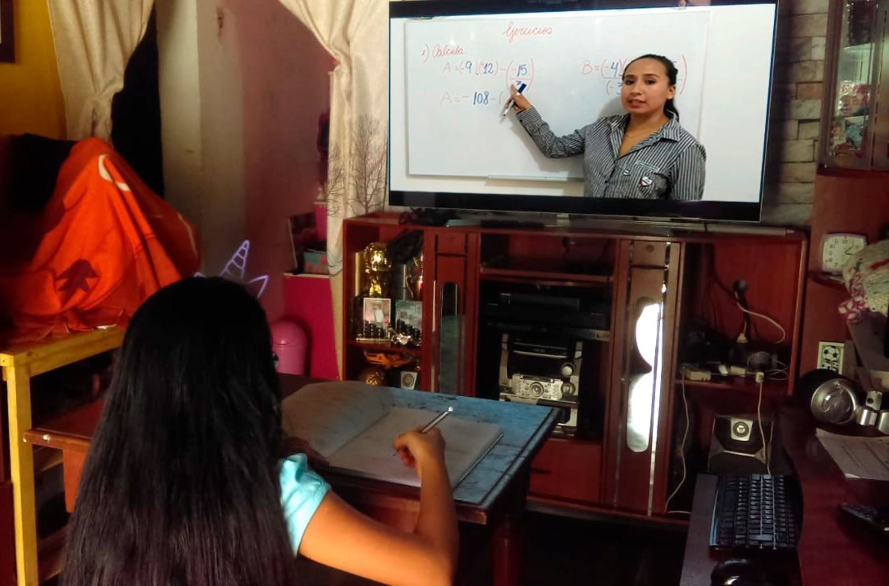 El 85 % de escolares de la Región Lima recibe clases virtuales de la estrategia Aprendo en Casa a través de la televisión. ANDINA/Difusión