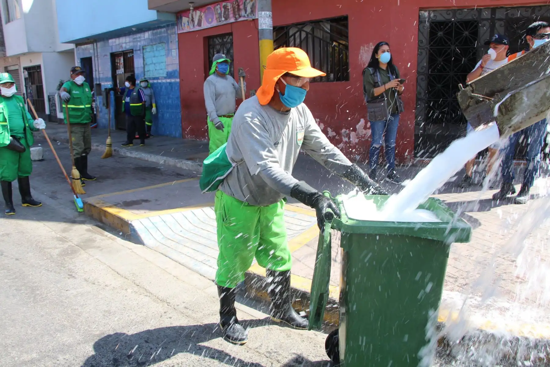 Municipalidad de El Agustino desinfectó y fumigó calles de su jurisdicción con la finalidad de reducir la propagación del Coronavirus. Foto: ANDINA/Difusión