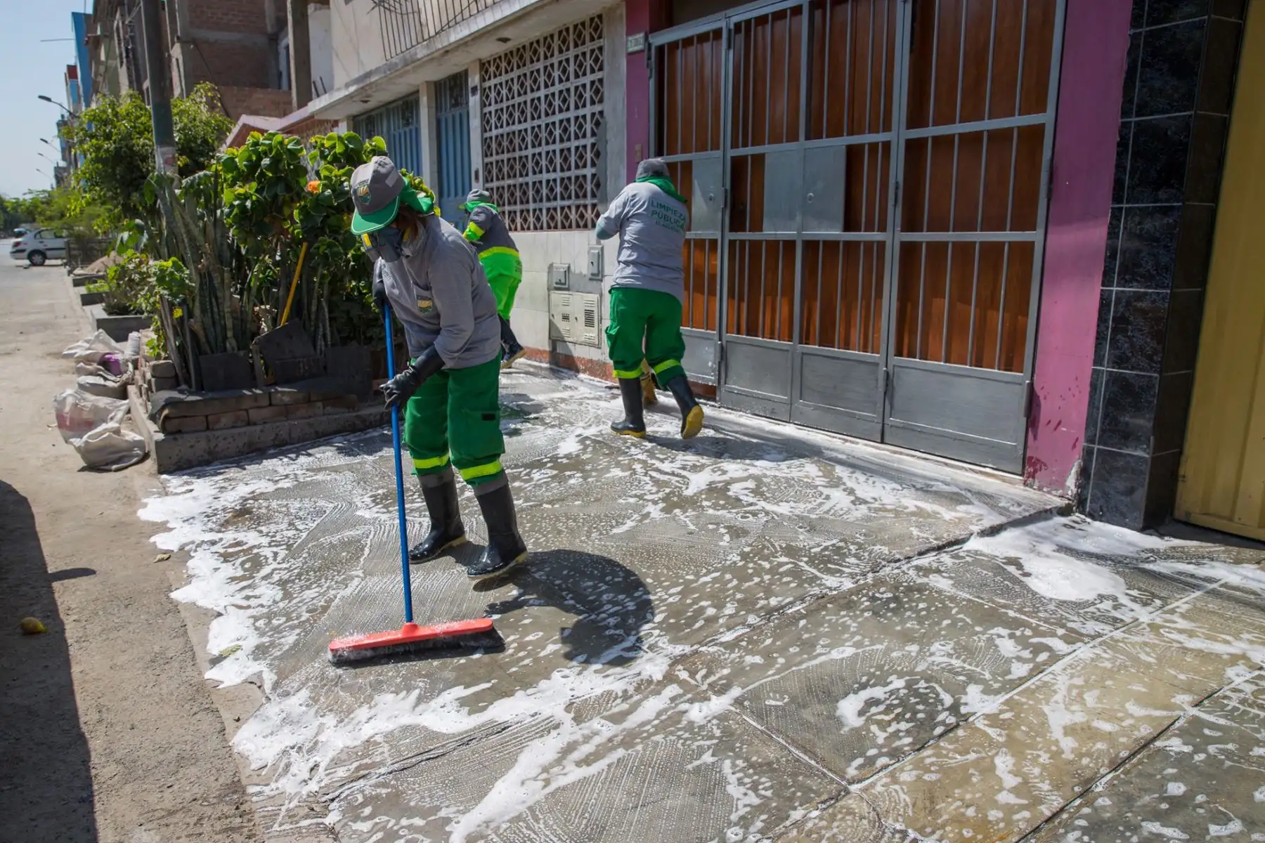 Municipalidad de El Agustino desinfectó y fumigó calles de su jurisdicción con la finalidad de reducir la propagación del Coronavirus. Foto: ANDINA/Difusión