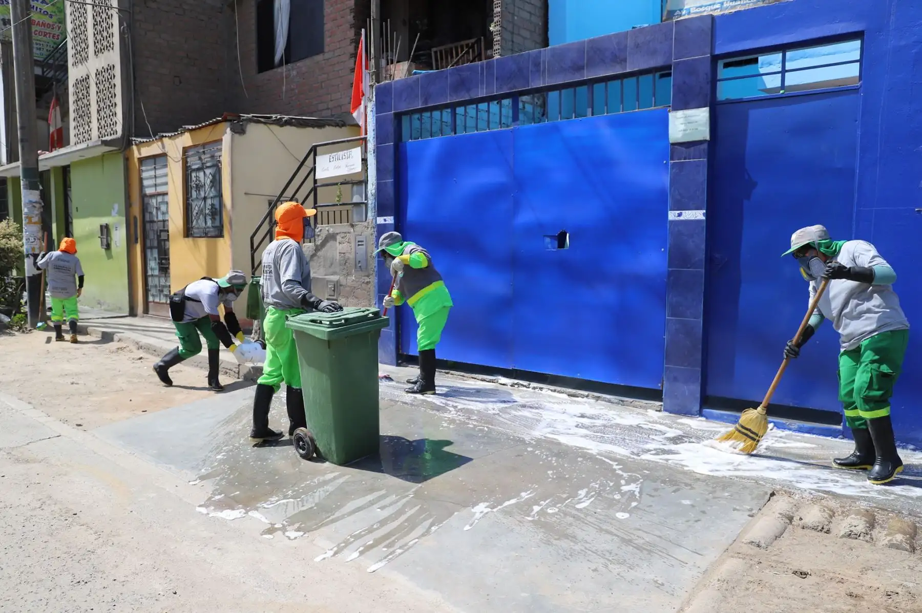 Municipalidad de El Agustino desinfectó y fumigó calles de su jurisdicción con la finalidad de reducir la propagación del Coronavirus. Foto: ANDINA/Difusión