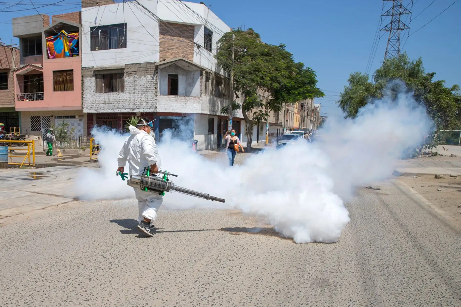 Municipalidad de El Agustino desinfectó y fumigó calles de su jurisdicción con la finalidad de reducir la propagación del Coronavirus. Foto: ANDINA/Difusión