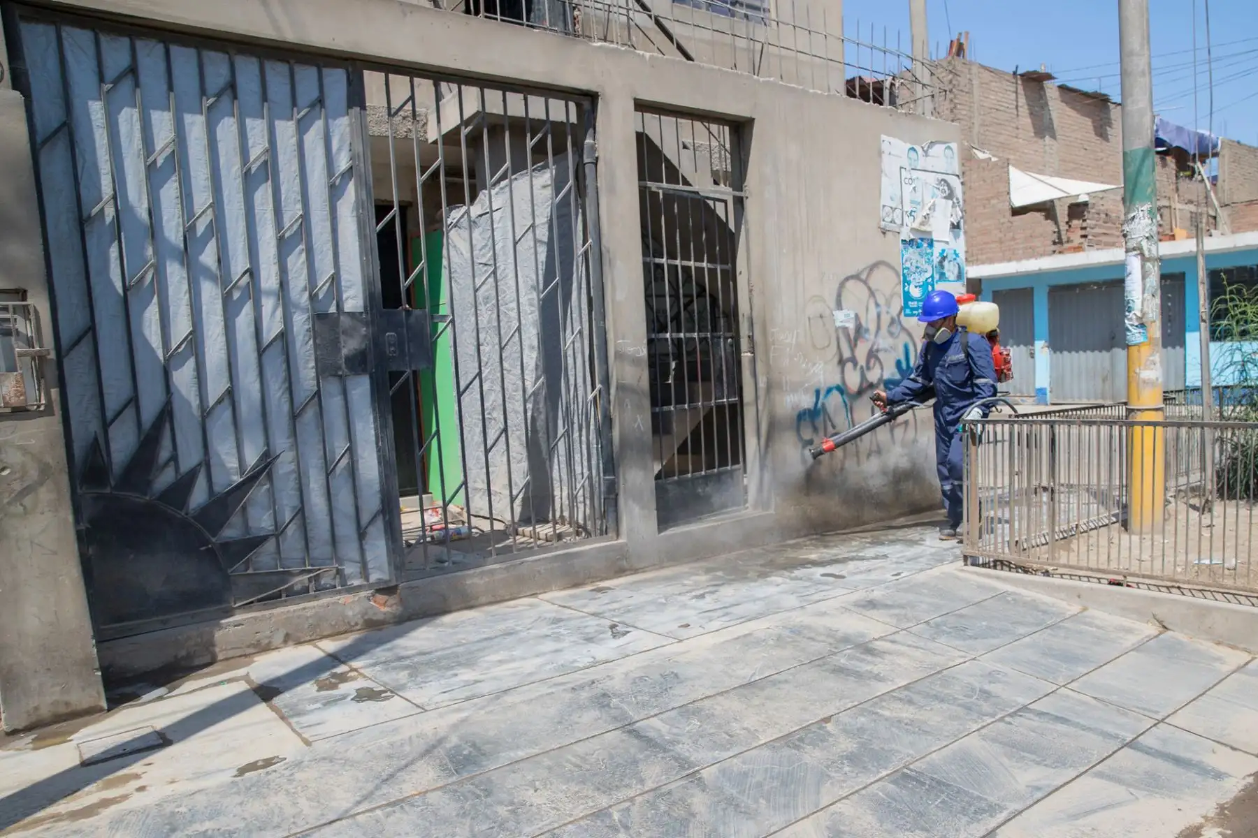 Municipalidad de El Agustino desinfectó y fumigó calles de su jurisdicción con la finalidad de reducir la propagación del Coronavirus. Foto: ANDINA/Difusión