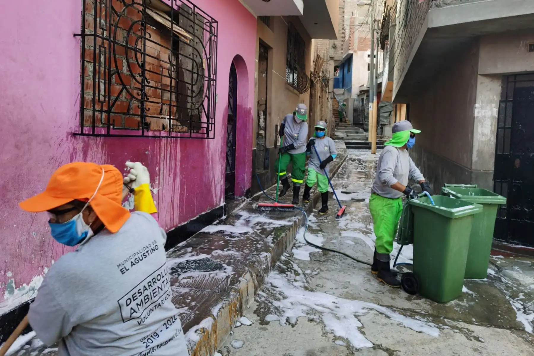 Municipalidad de El Agustino desinfectó y fumigó calles de su jurisdicción con la finalidad de reducir la propagación del Coronavirus. Foto: ANDINA/Difusión