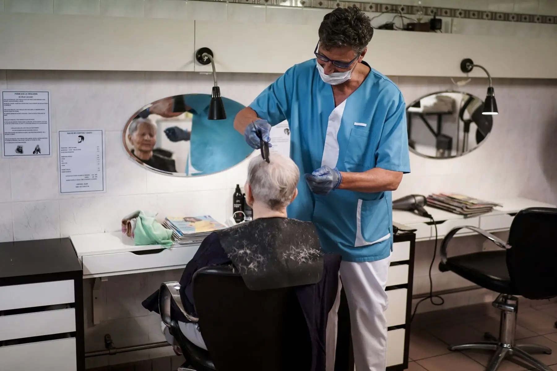 Un miembro del personal de la residencia de ancianos en Bruselas se corta el pelo durante un estricto cierre en el país para luchar contra el nuevo coronavirus. Foto: AFP