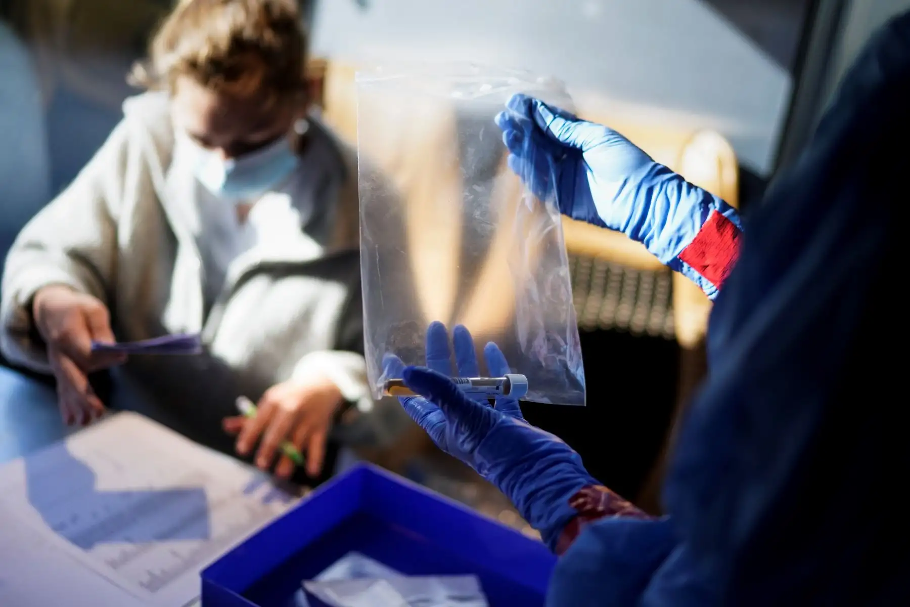 Los miembros de un equipo médico que trabaja en un autobús del Hospital Saint Pierre estacionado frente a una casa de retiro, realizan una prueba para el COVID-19. Foto: AFP