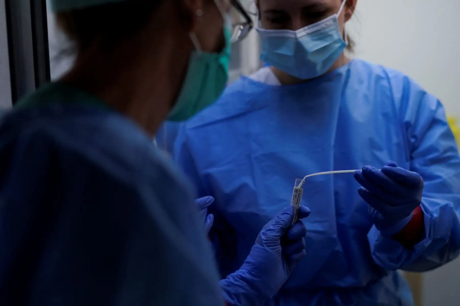 Los miembros de un equipo médico que trabaja en un autobús del Hospital Saint Pierre estacionado frente a una casa de retiro, realizan una prueba para el COVID-19. Foto: AFP