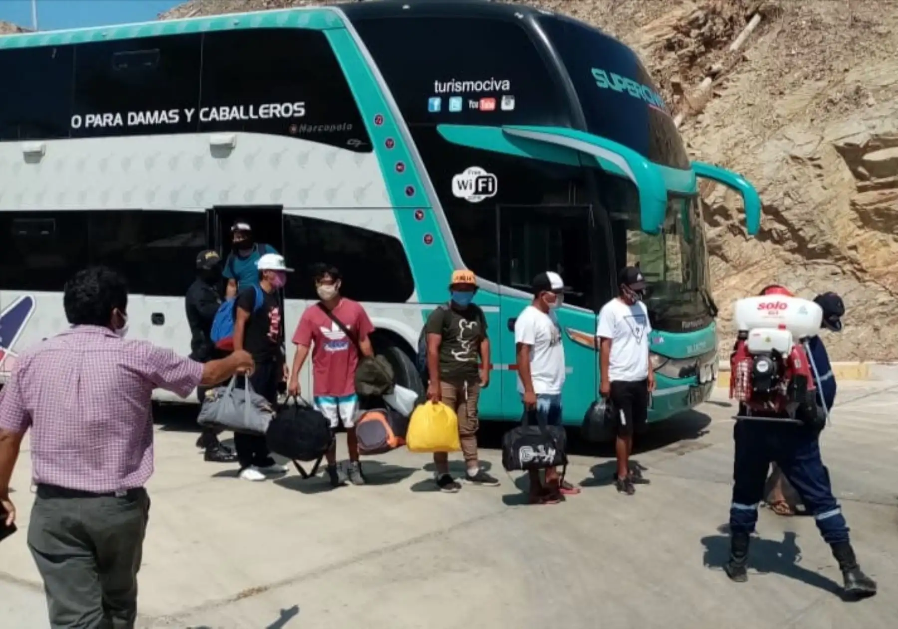 67 connacionales en vulnerabilidad llegaron a Paita- Piura, desde Pucusana - Lima.
Se realizaron acciones de control sanitario de pasajeros a cargo del MINSA y ubicación de locales donde realizarán el aislamiento social a cargo del Ministerio de la Producción 

Foto: INDECI