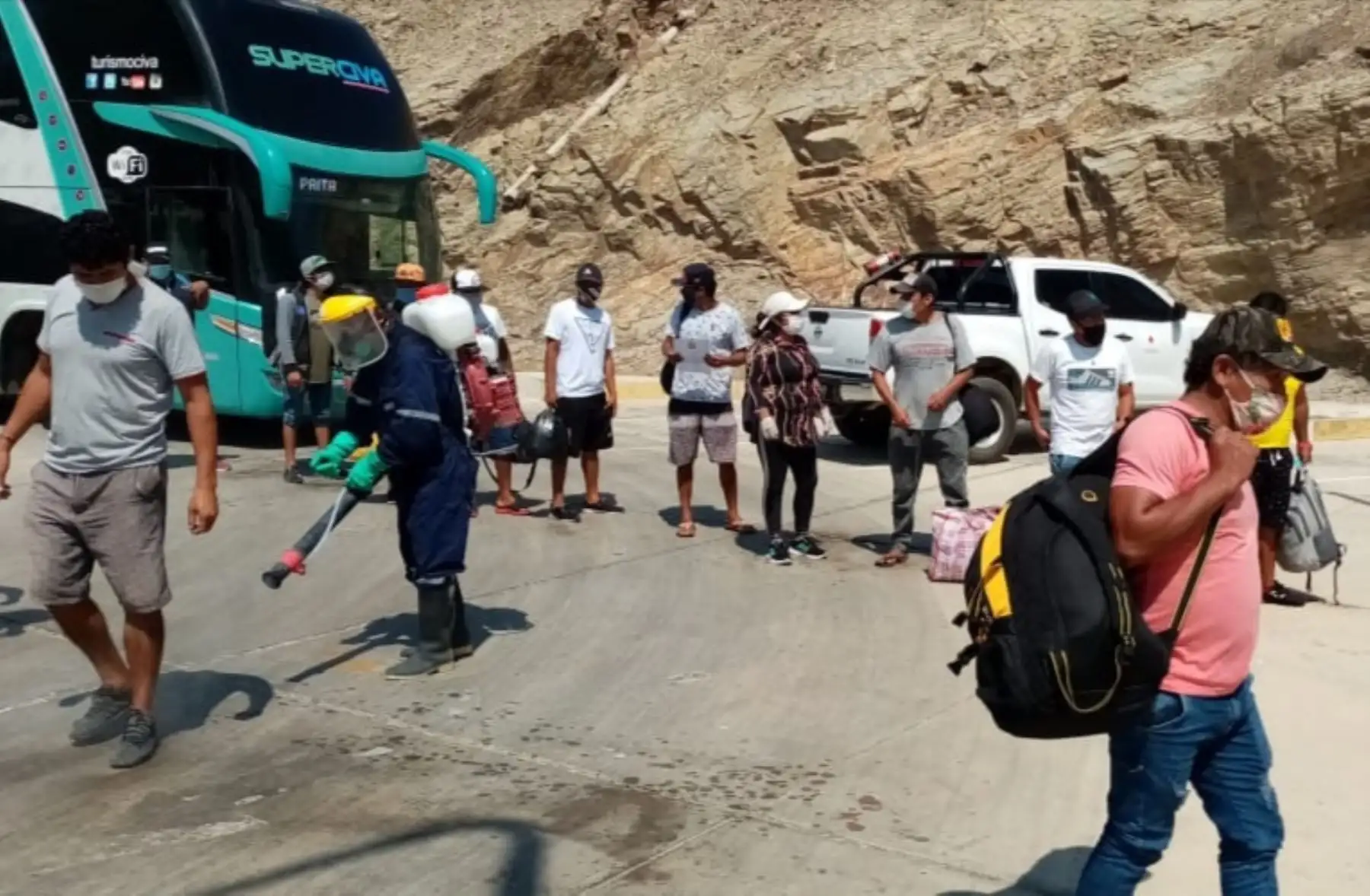 67 connacionales en vulnerabilidad llegaron a Paita- Piura, desde Pucusana - Lima.
Se realizaron acciones de control sanitario de pasajeros a cargo del MINSA y ubicación de locales donde realizarán el aislamiento social a cargo del Ministerio de la Producción 

Foto: INDECI
