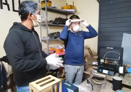 Jhon Lozano es un microempresario huancaíno de gran espíritu solidario. Él fabrica ahora 300 protectores faciales que donará a médicos, policías y bomberos. Foto: Pedro Tinoco