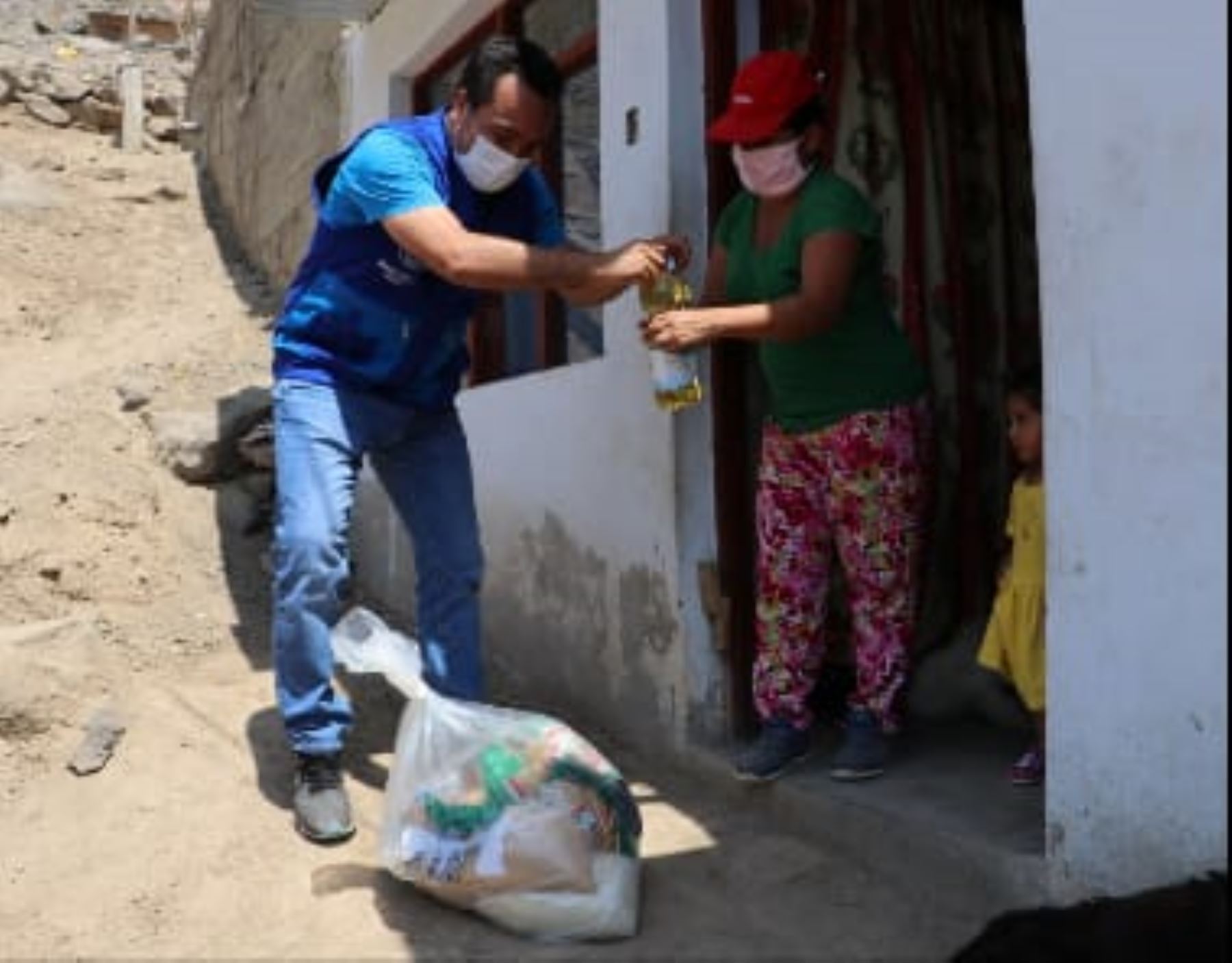 Municipalidad de Comas cumple con entregar canasta de víveres para atender la alimentación básica de las familias vulnerables del distrito.