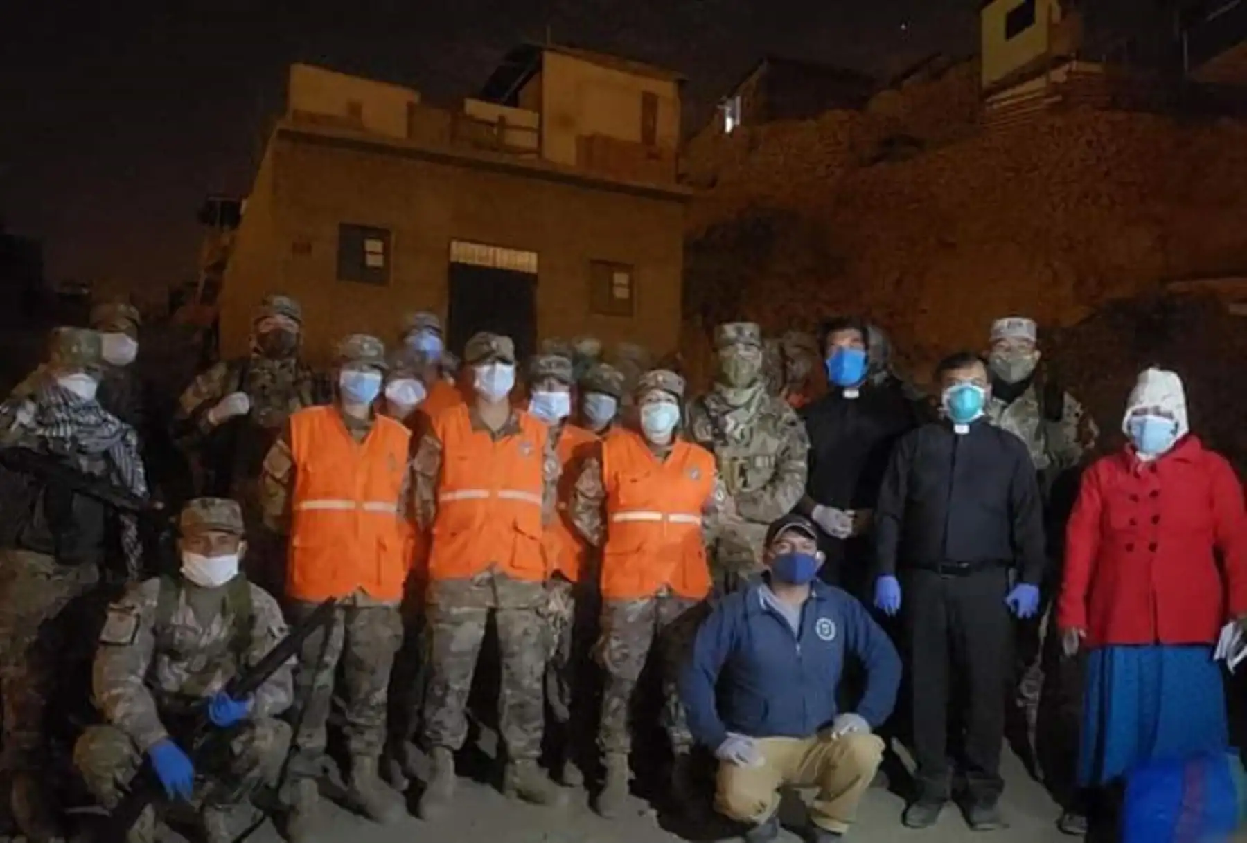 Personal de la FAP continua en la campaña "Ayúdanos a Ayudar" junto a MINDEF y Cáritas del Perú. En esta oportunidad se entregaron 110 canastas con víveres a las personas más necesitadas de la parte alta del AA. HH. Portada de Manchay.

Foto: FAP