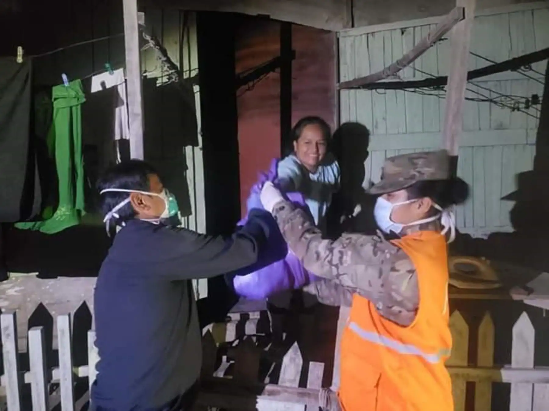 Personal de la FAP continua en la campaña "Ayúdanos a Ayudar" junto a MINDEF y Cáritas del Perú. En esta oportunidad se entregaron 110 canastas con víveres a las personas más necesitadas de la parte alta del AA. HH. Portada de Manchay.

Foto: FAP
