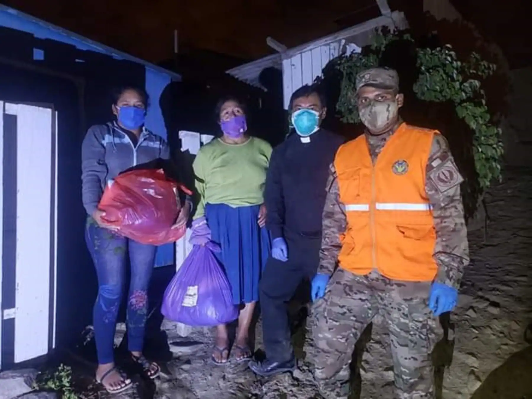 Personal de la FAP continua en la campaña "Ayúdanos a Ayudar" junto a MINDEF y Cáritas del Perú. En esta oportunidad se entregaron 110 canastas con víveres a las personas más necesitadas de la parte alta del AA. HH. Portada de Manchay.

Foto: FAP