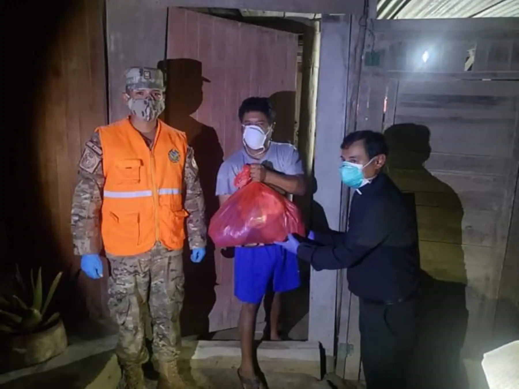Personal de la FAP continua en la campaña "Ayúdanos a Ayudar" junto a MINDEF y Cáritas del Perú. En esta oportunidad se entregaron 110 canastas con víveres a las personas más necesitadas de la parte alta del AA. HH. Portada de Manchay.

Foto: FAP