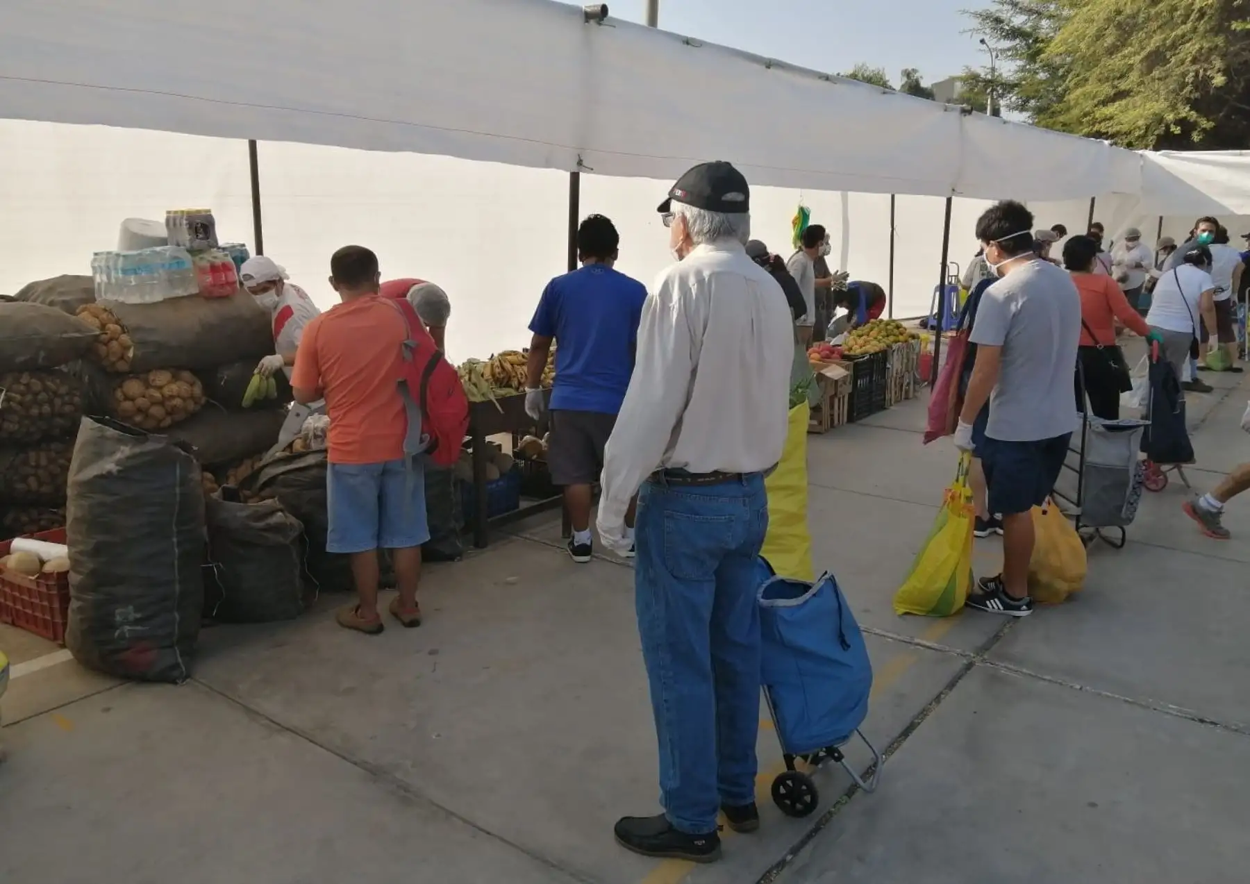 Municipalidad de Trujillo instala mercado itinerante en el complejo deporitov Mansiche. ANDINA/Difusión