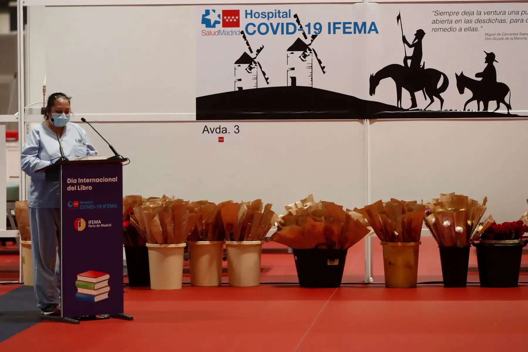 Una mujer lee un pasaje de El Quijote en el hospital de campaña provisional instalado en un hospital ,donde se  entregaran libros, rosas y claveles  a los  pacientes y sanitarios. 
Foto: EFE