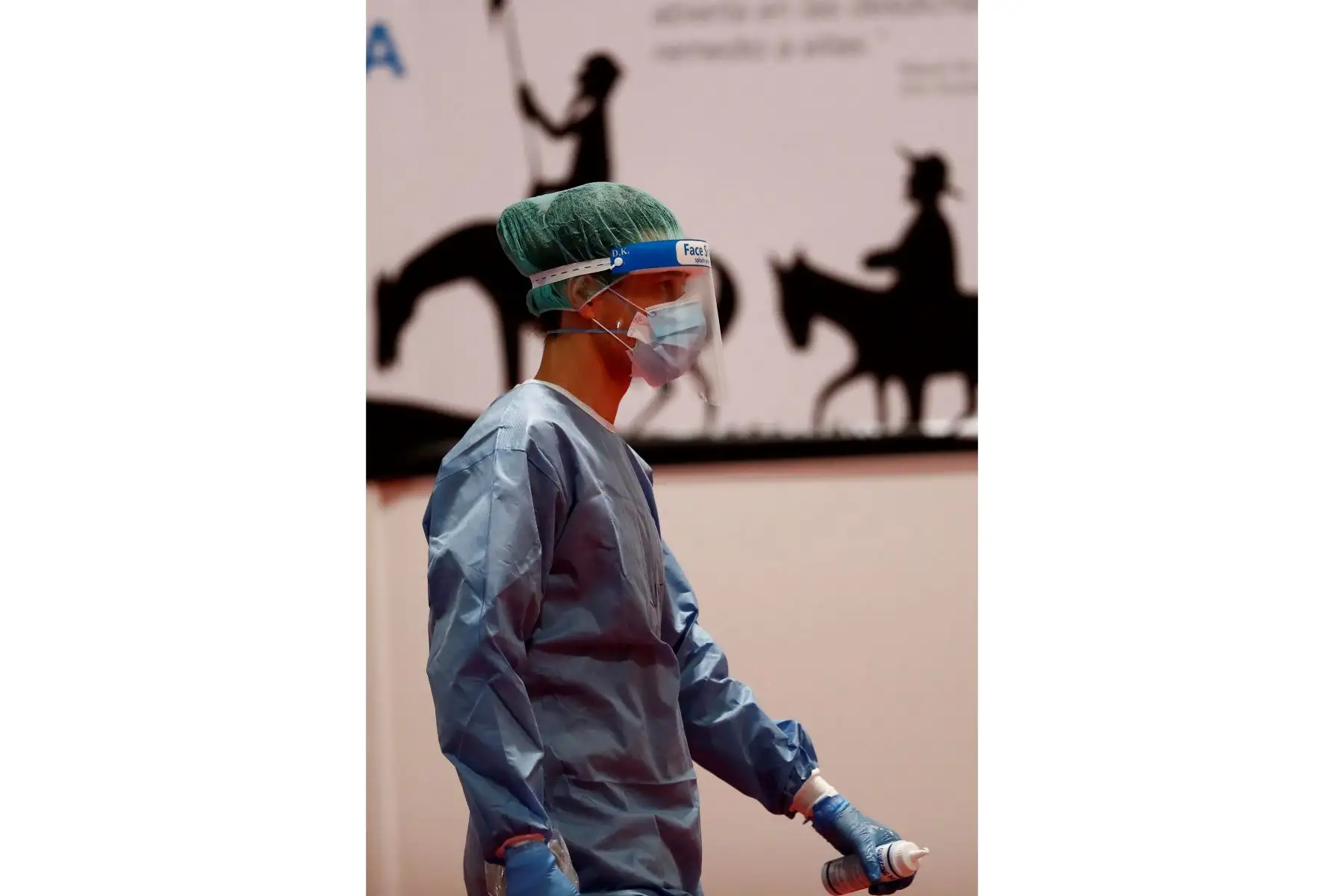 Un sanitario participa durante la lectura de El Quijote que ha tenido lugar en el hospital de campaña provisional instalado en Ifema , por Día del Libro.
Foto: EFE