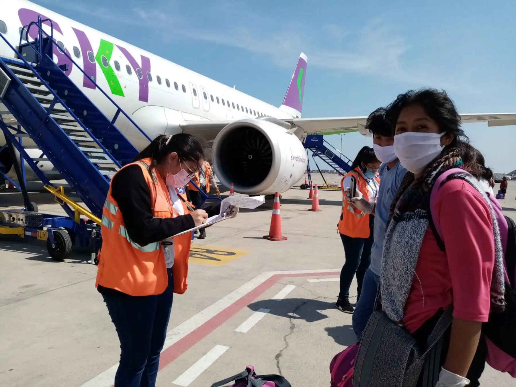 Desde el Grupo Aéreo Número 8 el Ministerio de Salud realiza el control sanitario a más de 300 connacionales que regresan a su región de domicilio habitual (Cusco)

Foto: Difusión