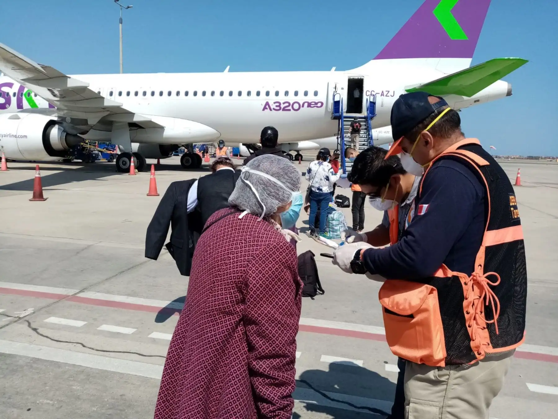 Desde el Grupo Aéreo Número 8 el Ministerio de Salud realiza el control sanitario a más de 300 connacionales que regresan a su región de domicilio habitual (Cusco)

Foto: Difusión