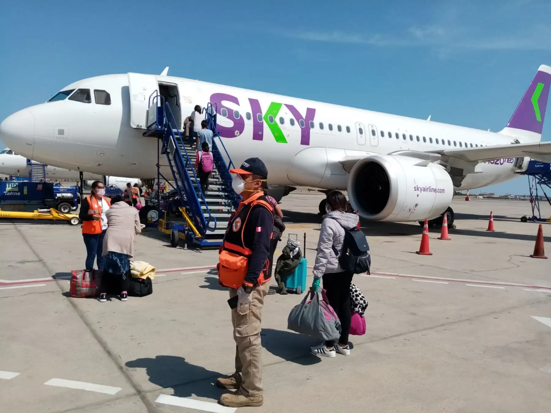 Desde el Grupo Aéreo Número 8 el Ministerio de Salud realiza el control sanitario a más de 300 connacionales que regresan a su región de domicilio habitual (Cusco)

Foto: Difusión