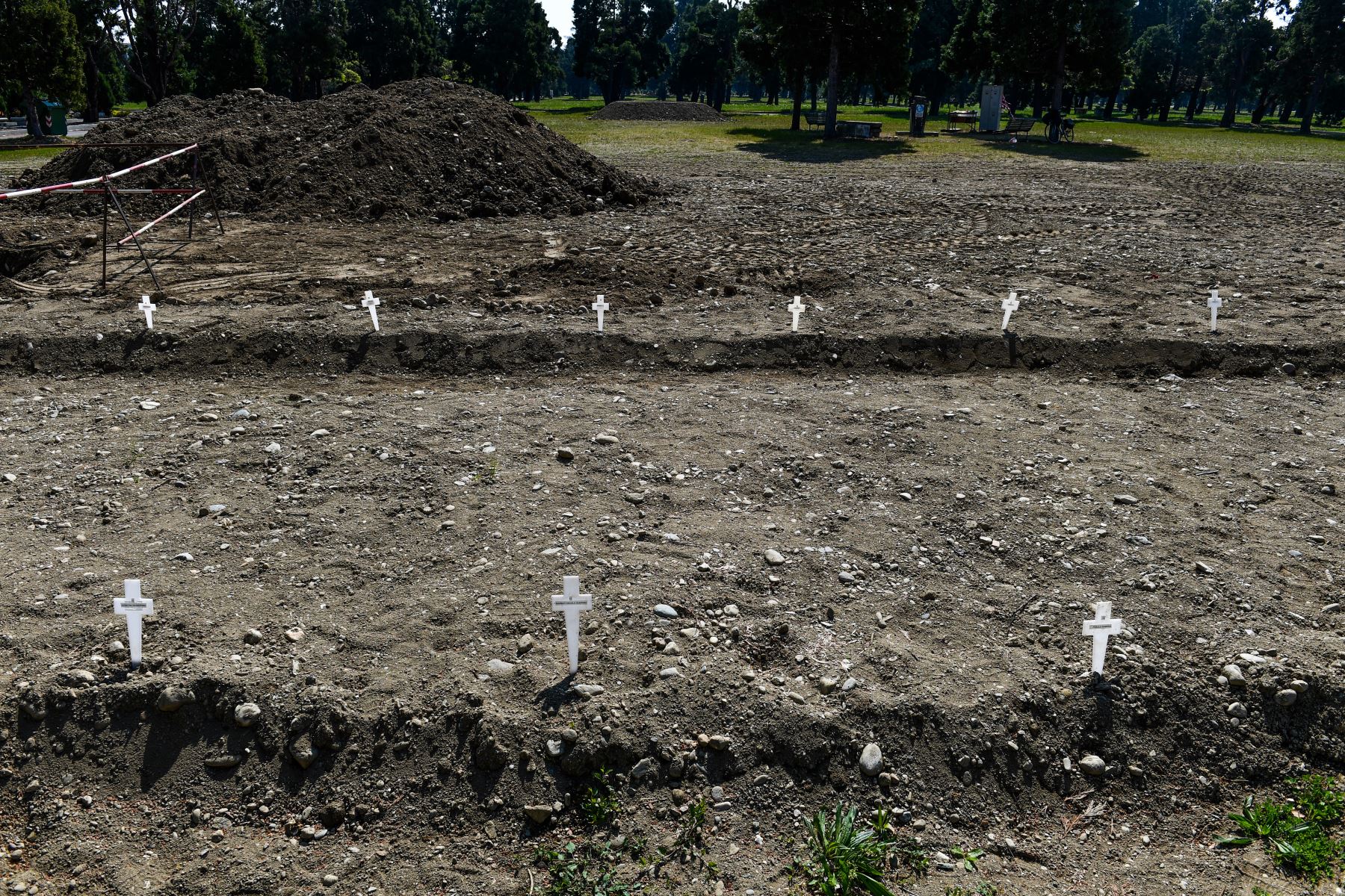 Cruces en la llamada Área de Campo 87 donde unos 60 cuerpos no reclamados, de personas que murieron por coronavirus, han sido enterrados hasta ahora por el municipio en el cementerio Maggiore en Milán, Italia. Foto: AFP