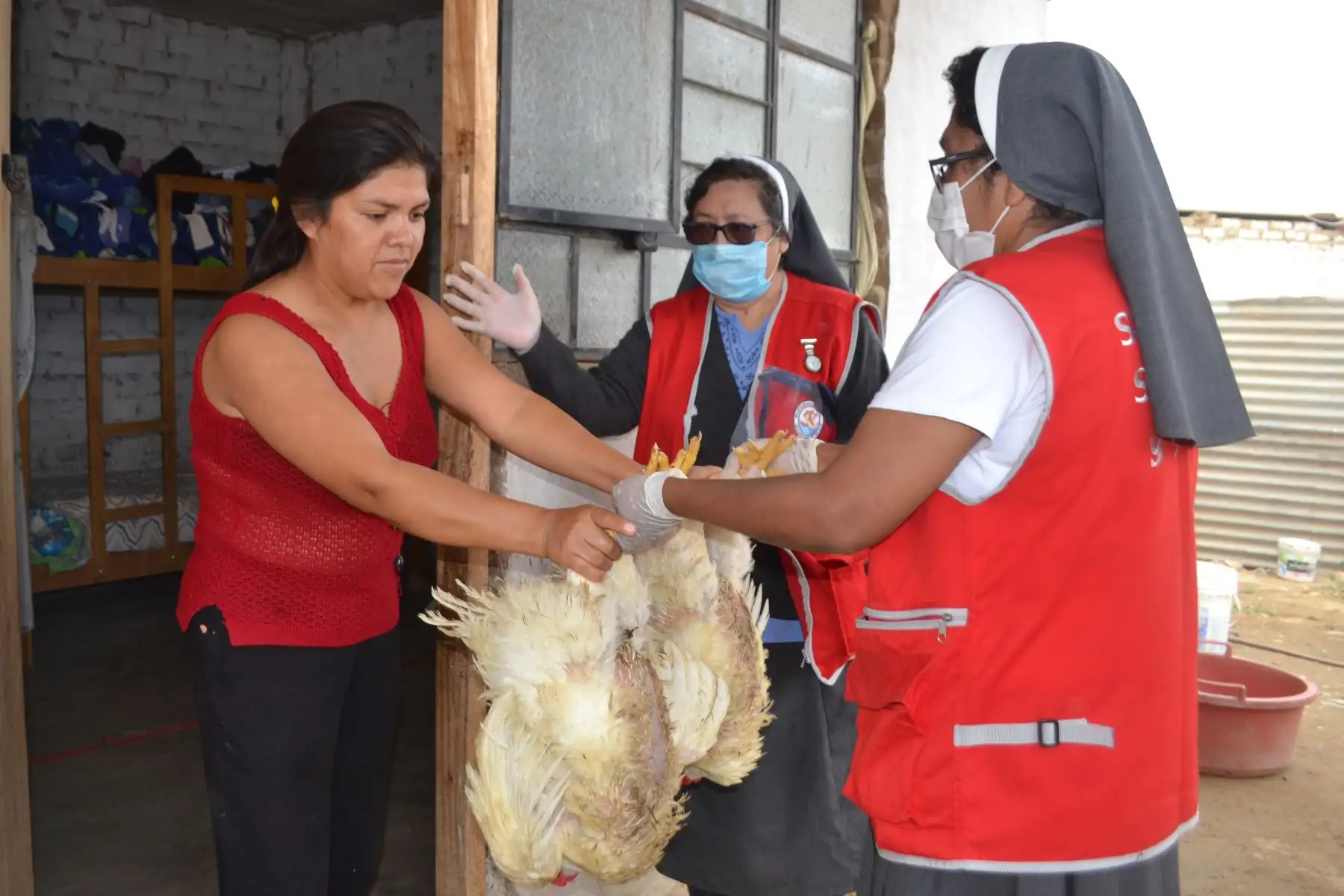 La mano solidaria de la Arquidiócesis de Trujillo llegó hasta las viviendas de 24,000 familias de los distritos de Moche, Huanchaco, Florencia de Mora y El Porvenir. Foto: ANDINA/Difusión