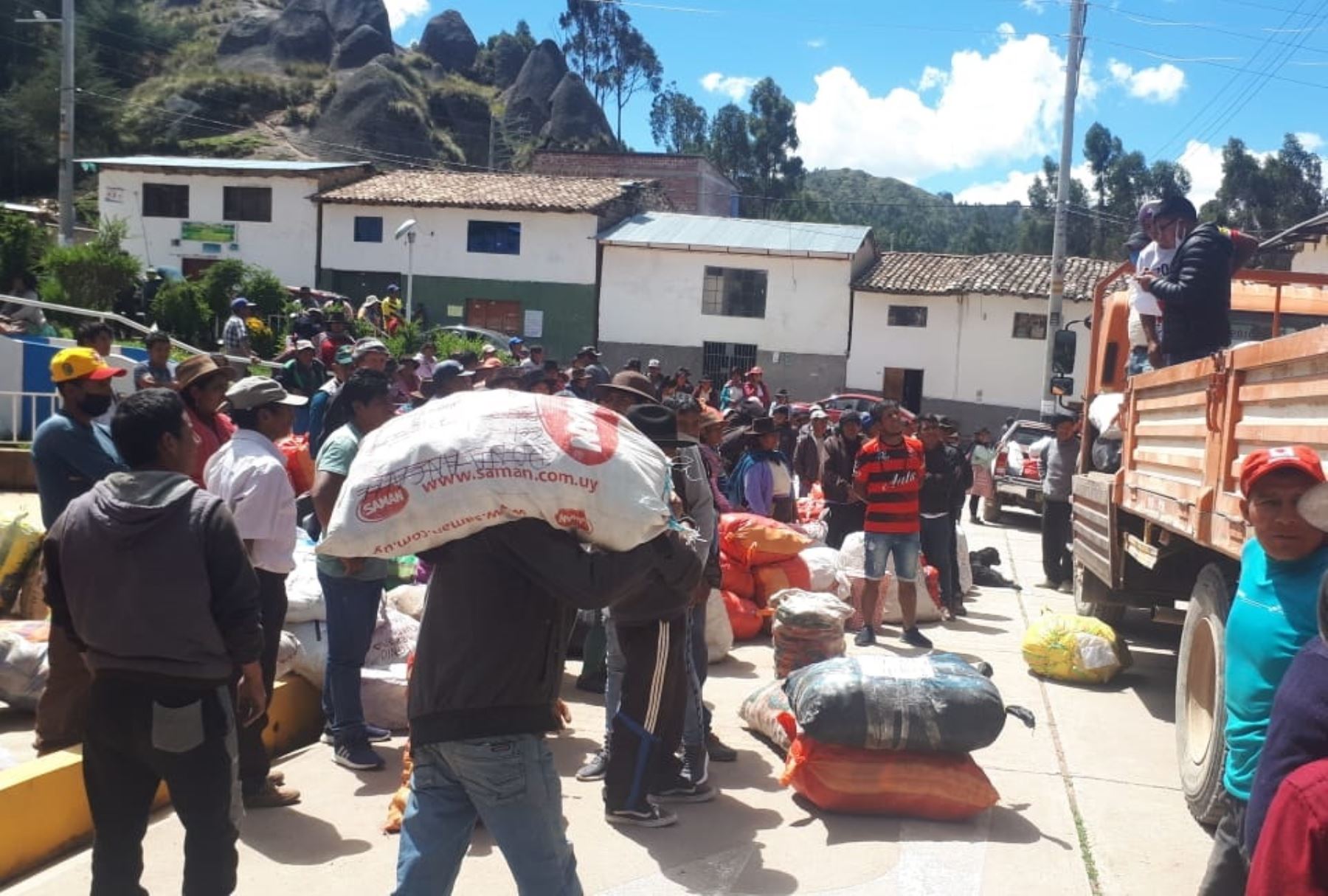 Pobladores del distrito de Anta, en Huancavelica, envían 80 toneladas de alimentos para huancavelicanos varados en Lima. ANDINA/Difusión