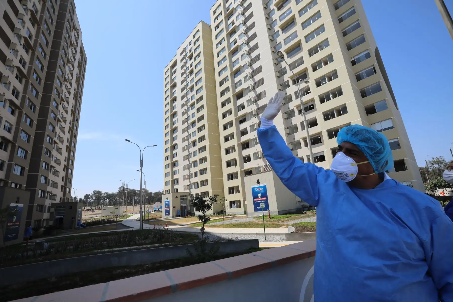En un show completamente gratuito, el artista Carlos Álvarez llevó humor, y  un mensaje cargado de optimismo y esperanza.Essalud agradece a artistas que llevan alegría a la Villa Panamericana bajo estrictas medidas de bioseguridad.Foto:ANDINA/Essalud