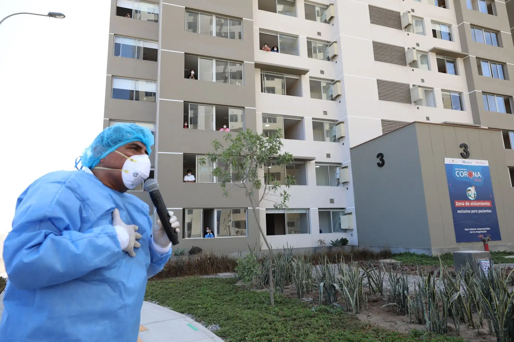 En un show completamente gratuito, el artista Carlos Álvarez llevó humor, y  un mensaje cargado de optimismo y esperanza.Essalud agradece a artistas que llevan alegría a la Villa Panamericana bajo estrictas medidas de bioseguridad.Foto:ANDINA/Essalud