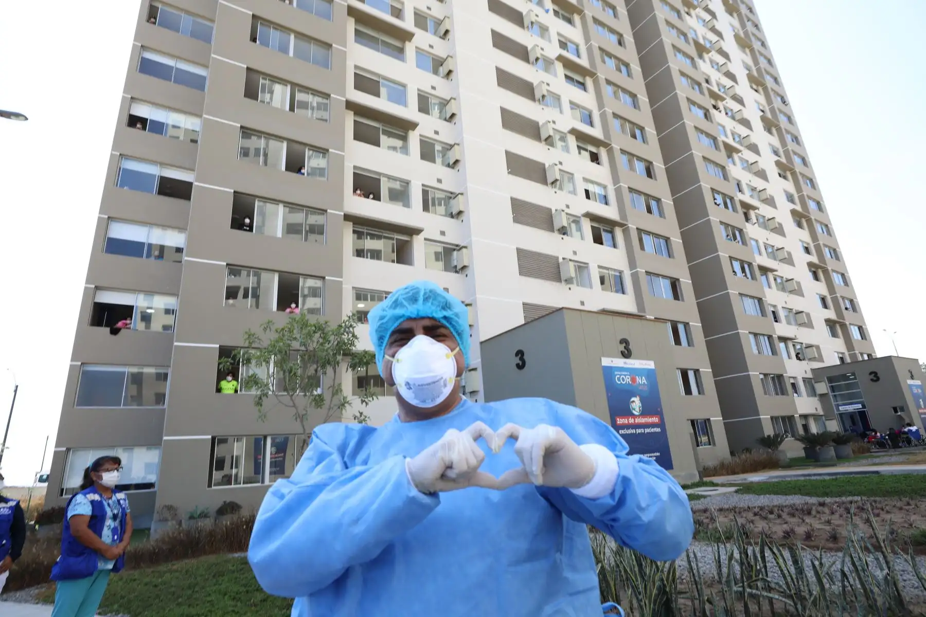 En un show completamente gratuito, el artista Carlos Álvarez llevó humor, y  un mensaje cargado de optimismo y esperanza.Essalud agradece a artistas que llevan alegría a la Villa Panamericana bajo estrictas medidas de bioseguridad.Foto:ANDINA/Essalud