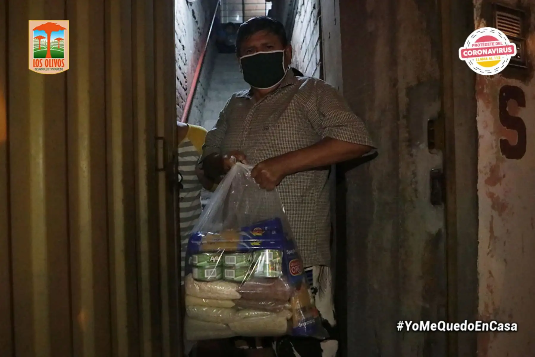 Personal de la Municipalidad de Los Olivos
entregó canastas básica familiar a hogares en situación de vulnerabilidad con apoyo del Ejército y la Policía. Foto: ANDINA/Municipalidad de Los Olivos