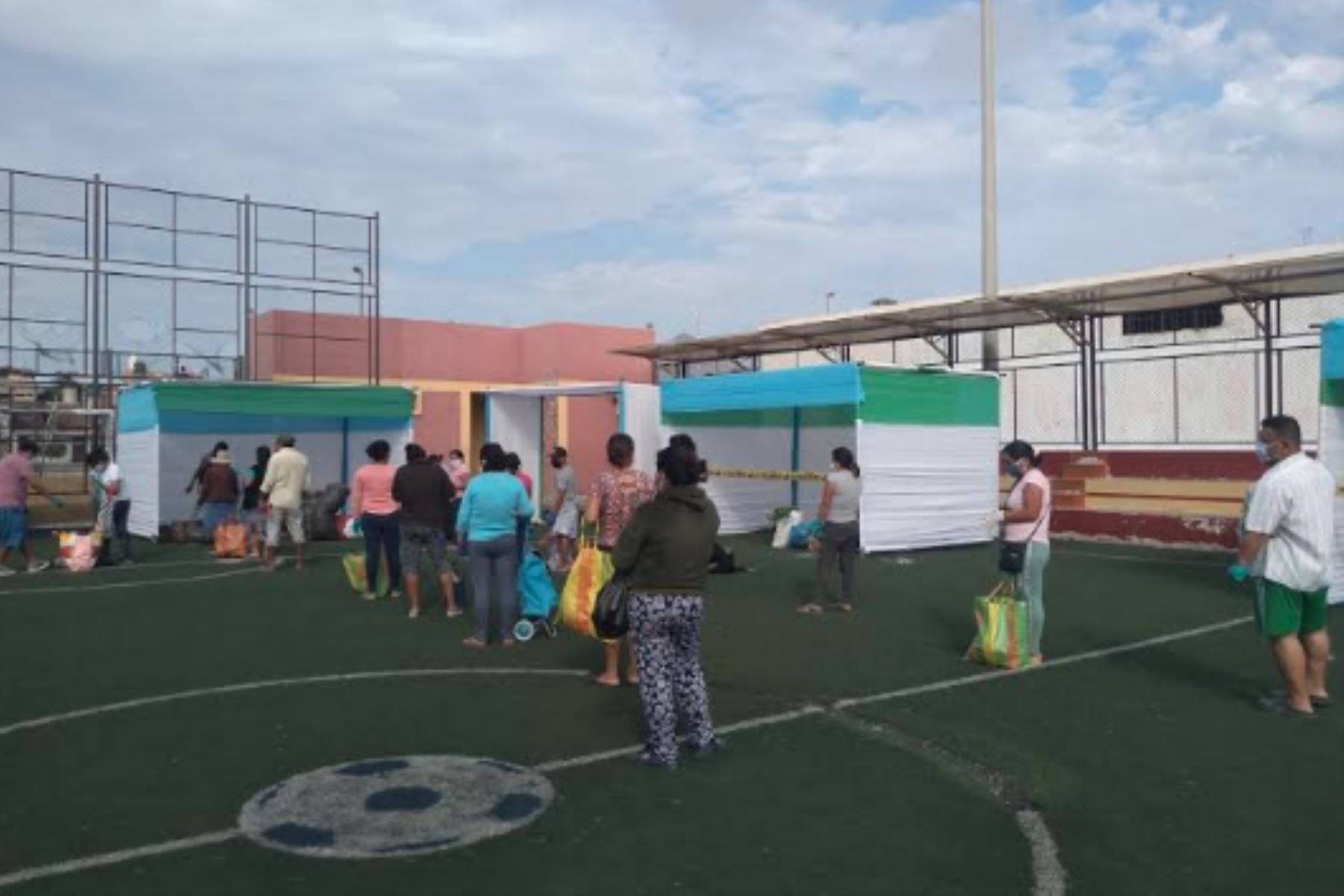 Con éxito se desarrolló en Chimbote el mercado itinerante "De la chacra a la olla" para reducir la aglomeración de personas en los centros de abastos. Foto: ANDINA/Difusión