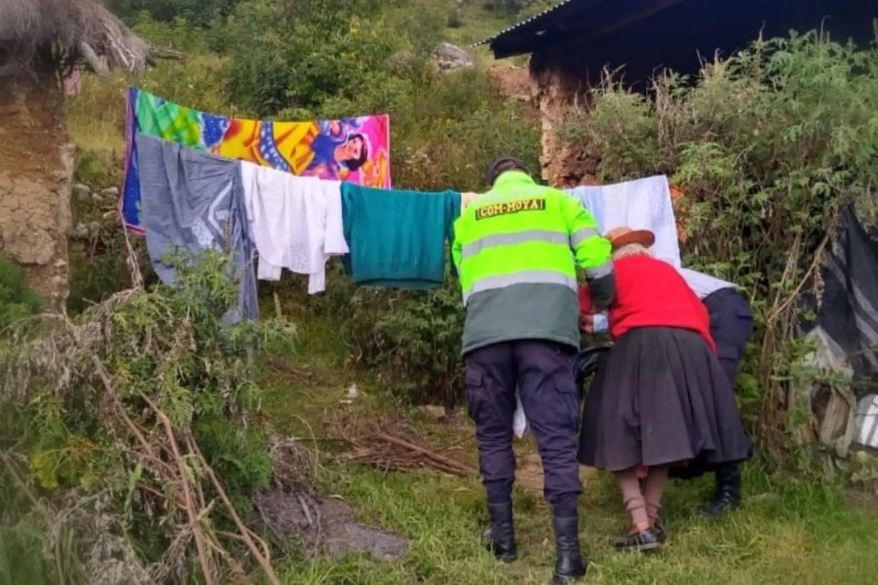 Efectivos de la Comisaría de Moya, Huancavelica, llevaron productos de primera necesidad y apoyaron en sus labores diarias a una adulta mayor de 90 años de edad. Foto: Policía Naciona. Foto: ANDINA/@PoliciaPeru.