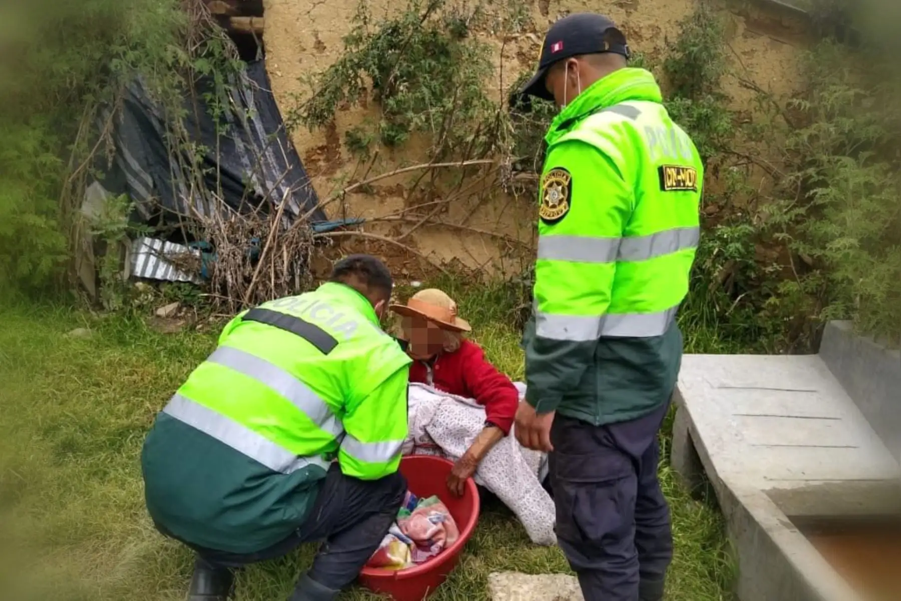 Efectivos de la Comisaría de Moya, Huancavelica, llevaron productos de primera necesidad y apoyaron en sus labores diarias a una adulta mayor de 90 años de edad. Foto: Policía Naciona. Foto: ANDINA/@PoliciaPeru.
