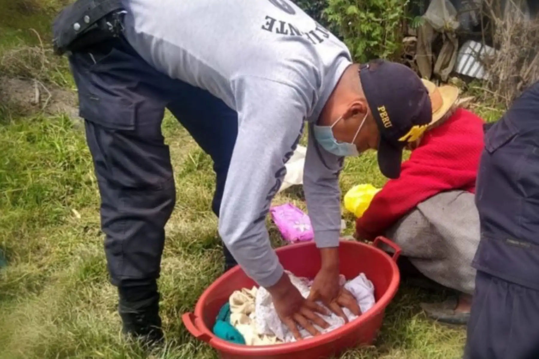 Policía Nacional del Perú de HUANCAVELICA, Efectivos de la Comisaría de Moya, tomaron conocimiento de la situación en la que se encuentra una adulta mayor de 90 años de edad. Se organizaron y realizaron un acto solidario, llevándole productos de primera necesidad y apoyaron en sus labores diarias. Foto: ANDINA/@PoliciaPeru.